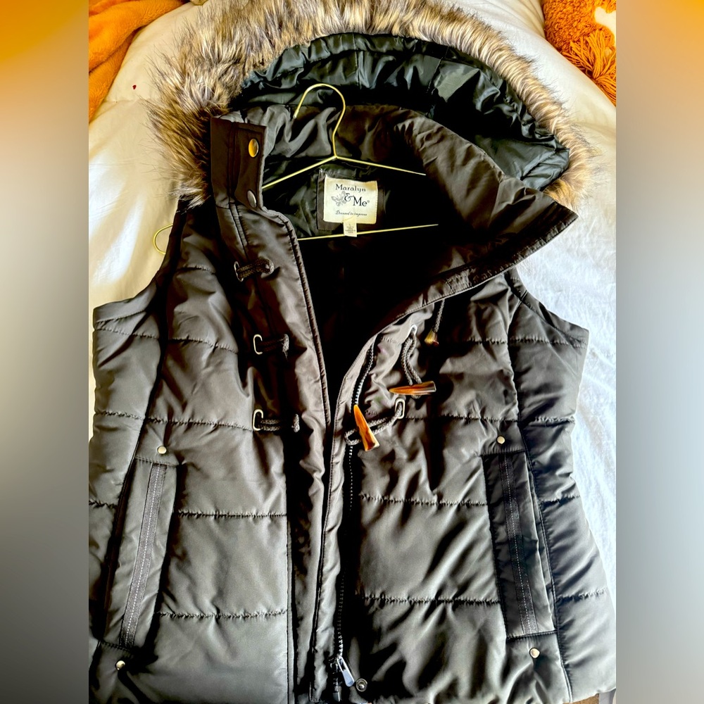 Marilyn & Me Olive Green Puffer Vest Sz Large Chunky Buttons Like New. Pockets.